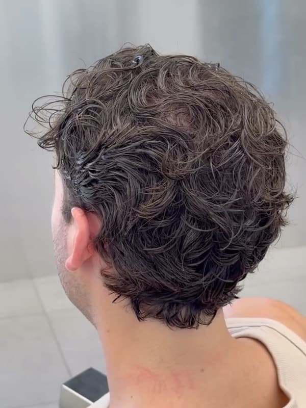 Σγουρό flow με φυσική υφή, από πίσω