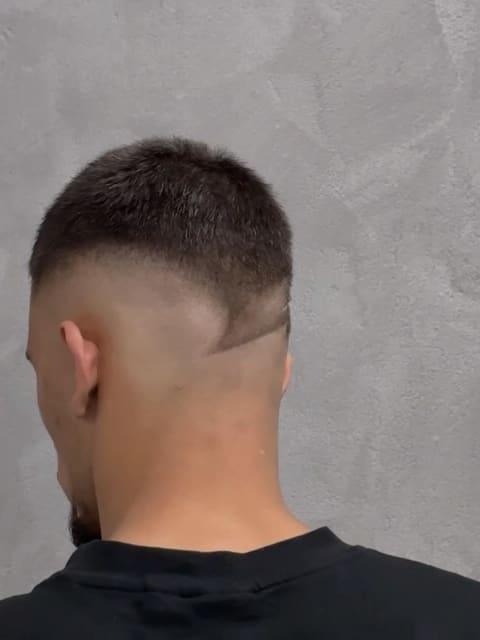 Skin fade με σχέδιο, από πίσω