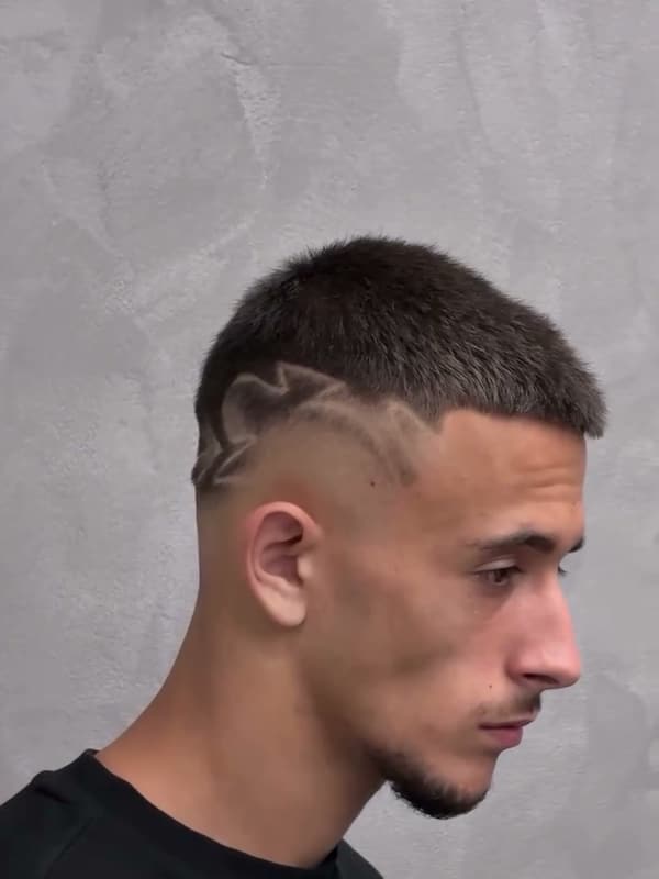 Skin fade με σχέδιο στο πλάι