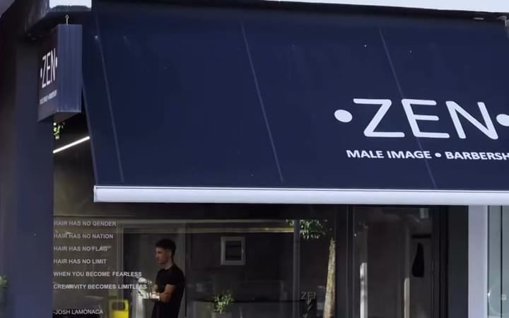 Η βιτρίνα του ZEN Eleousa: μαύρη τέντα με το σήμα •ZEN• μέρα
