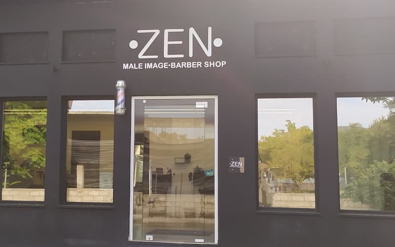 Η βιτρίνα του ZEN Lake: μαύρη πρόσοψη με το λευκό σήμα •ZEN•